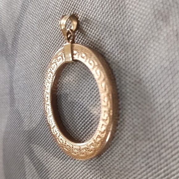 Elegant Gold-Tone Circular Pendant - Picture 5 of 7